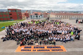 Alumnos, profesores y familias del colegio San Lorenzo posan en el Cerro al término de la carrera.