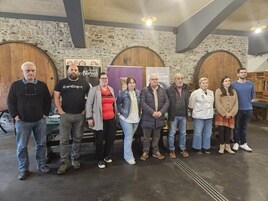 Guillermo García, Santiago González, Vanesa Tuero, Paula Álvarez, Gregorio García, Agustín Cueto y Mari Fernández, junto a dos de los organizadores de la cata de faba asturiana.