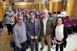 Javier Velasco, Roger Campione y José Fernández Díaz (de la Comisión de Garantía) y Fernanda del Castillo, justo antes de iniciar las jornadas en la Facultad de Psicología.