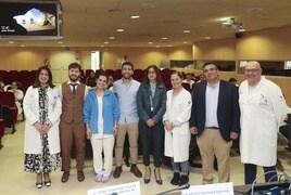 Isabel González, directora de Cabueñes; Julián Cabria, representante del trabajo ganador; Carmen Díaz, portavoz del estudio accésit Fundación Mutual Médica; Carlos Mateo, representante del trabajo accésit Fundación Hospital de Jove; la gerente de Jove, Laura García; María Luisa Sánchez, gerente del Área V; Ian Basch, de la Fundación Mutual Médica, y el jefe de estudios de Cabueñes, Arturo Martínez.