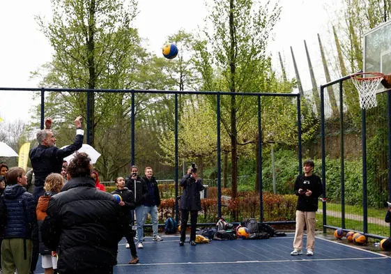 El Rey lanzando a canasta en Cruyff Court Betondorp, en Ámsterdam.