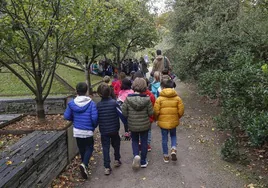 Un grupo de niños recorre las instalaciones del Jardín Botánico.