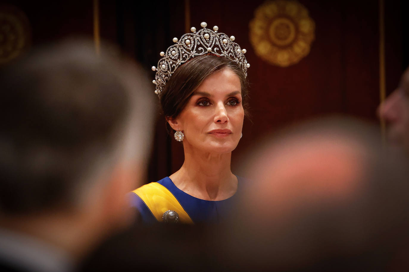 Completó su estilismo con una selección de joyas de pasar: los pendientes chatones de la Reina Victoria Eugenia y un broche de diamantes y perlas