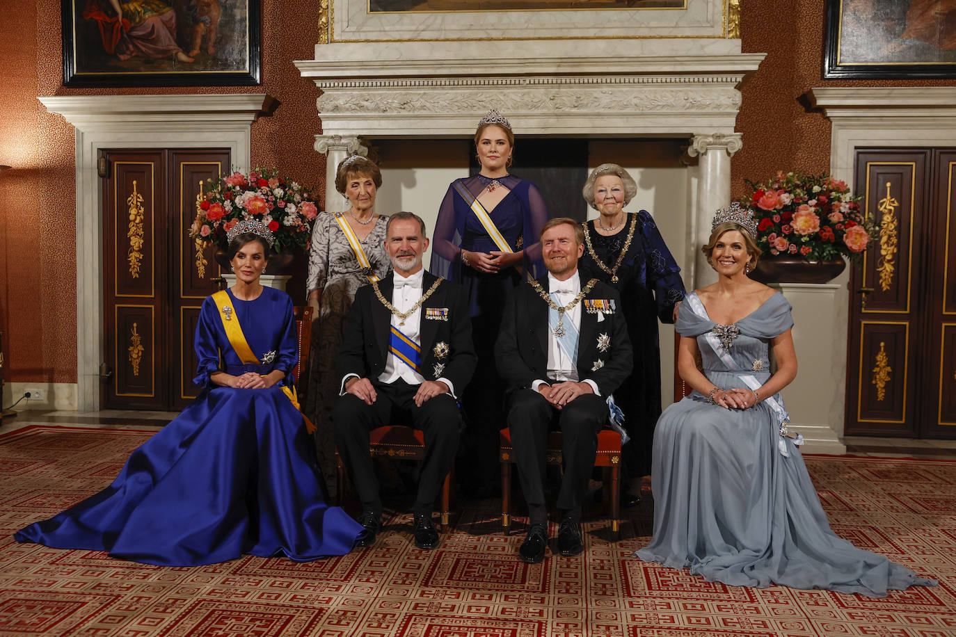 Ha sido este miércoles cuando los Reyes de los Países Bajos han recibido con honores al rey Felipe y la reina Letizia en la famosa plaza Dam. Un acto presidido en el que han sonado los Himnos Nacionales de ambos países y en el que los Reyes Felipe y Guillermo han pasado revista a las tropas de la Guardia de Honor