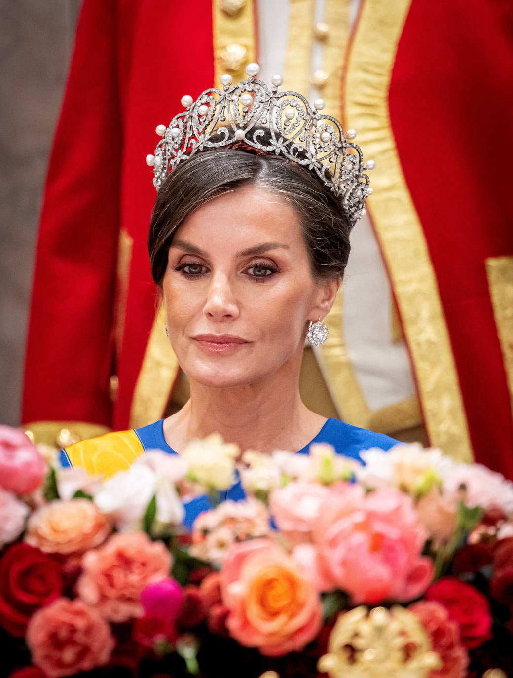 Pero sin duda las joyas se llevaron todo el protagonismo del 'look' de doña Letizia, que optó por lucir la tiara rusa. Esta pieza está confeccionada en platino y tiene perlas y diamantes colocadas en forma de lágrima invertida