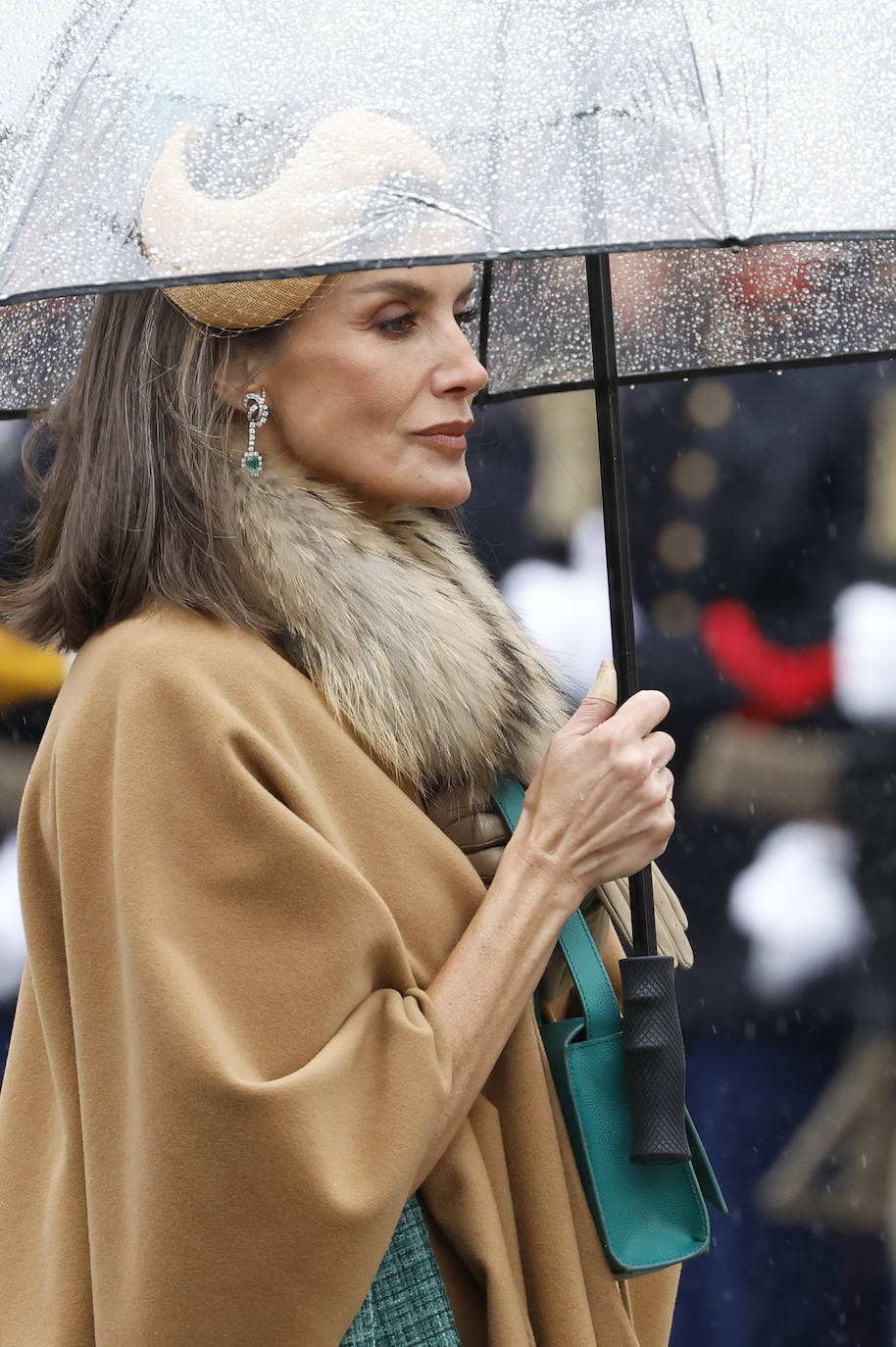 Se protegió de la lluvia con una capa beige y cuello de piel de Carolina Herrera