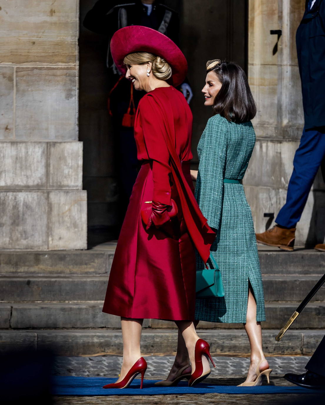 Doña Letizia escogió para la ocasión un vestido de tweed de tonos verdes con brillos. Es una prenda que firma Moisés Nieto. Usó zapatos camel destalonados y de tacón sensato 