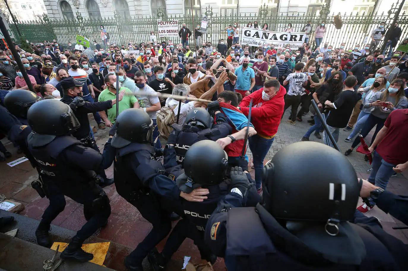 Un instante de la tensa manifestación ganadera de 2021.