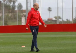 Miguel Ángel Ramírez, entrenador del Sporting, durante un entrenamiento.