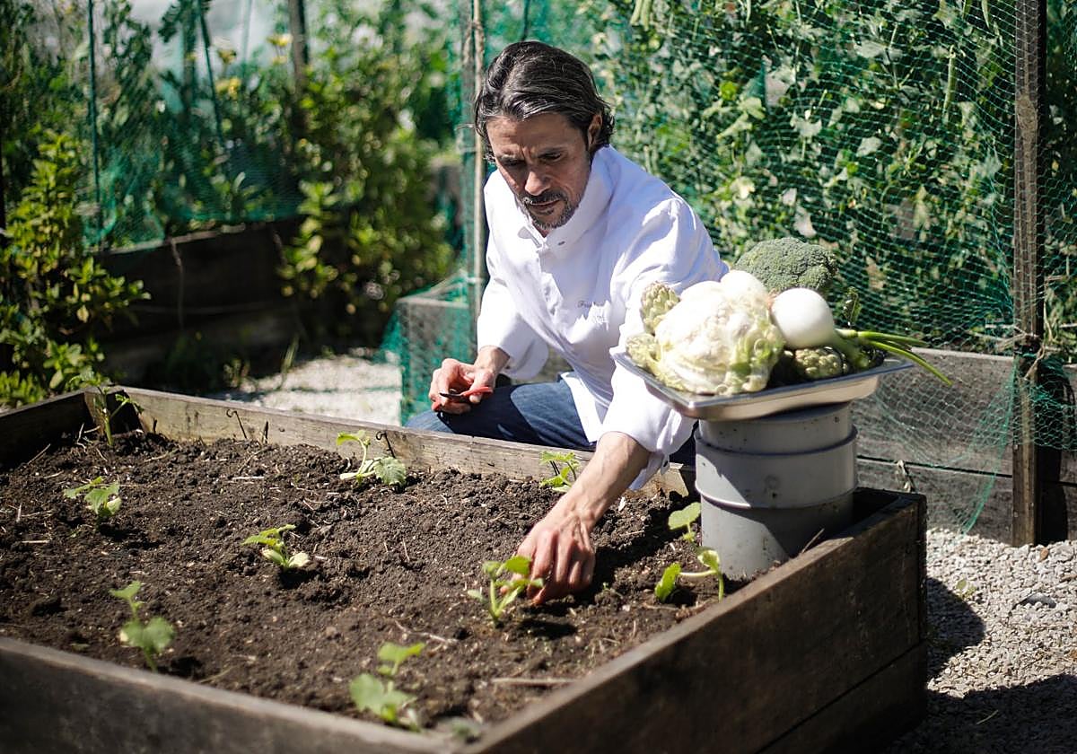 Fran Heras, de Mi Candelita, en la huerta que cultiva junto a su restaurante, en Gozón.