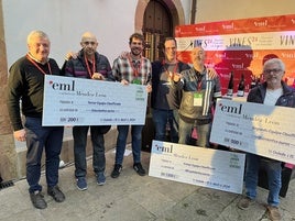 El organizador, Lalo Méndez León (izquierda), con los finalistas del primer concurso de cata ciega de vinos por parejas.