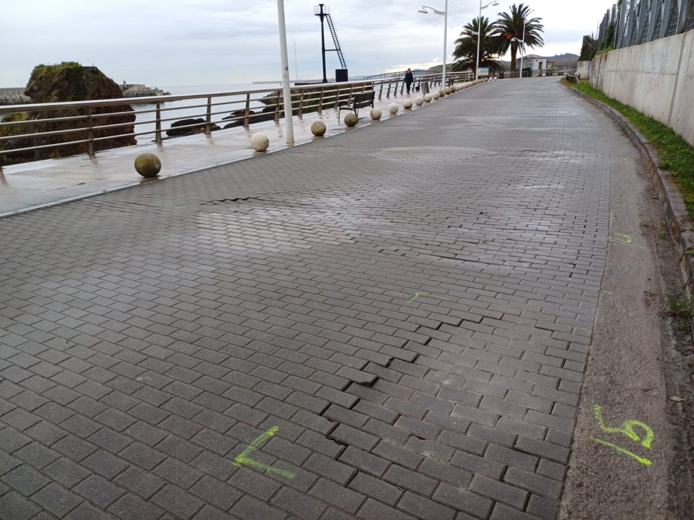 Estado actual del Paseo Marítimo de Candas, con baches.