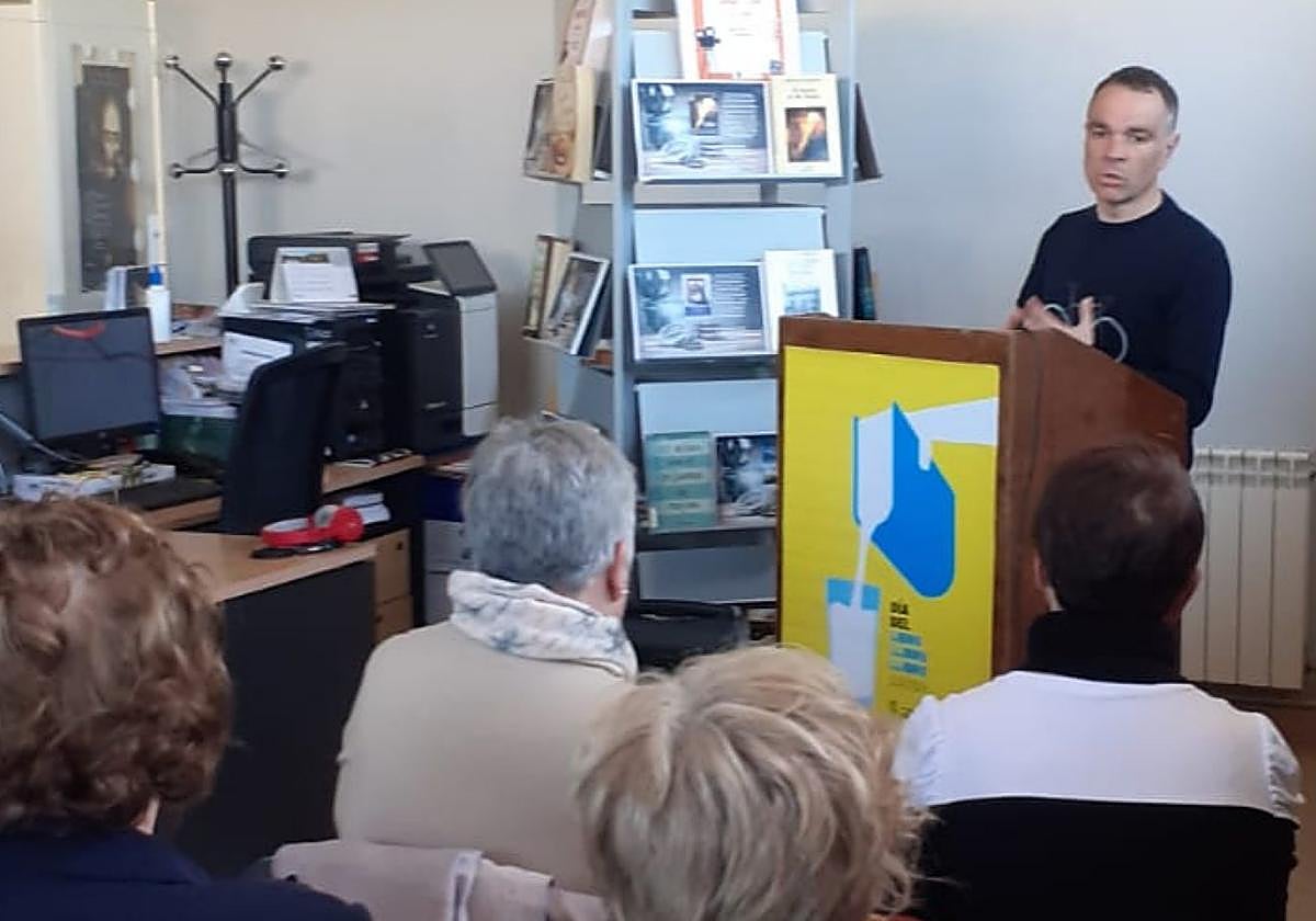 La lectura compartida es el acto central de la Folixa, tuvo lugar en la biblioteca de Trasona.