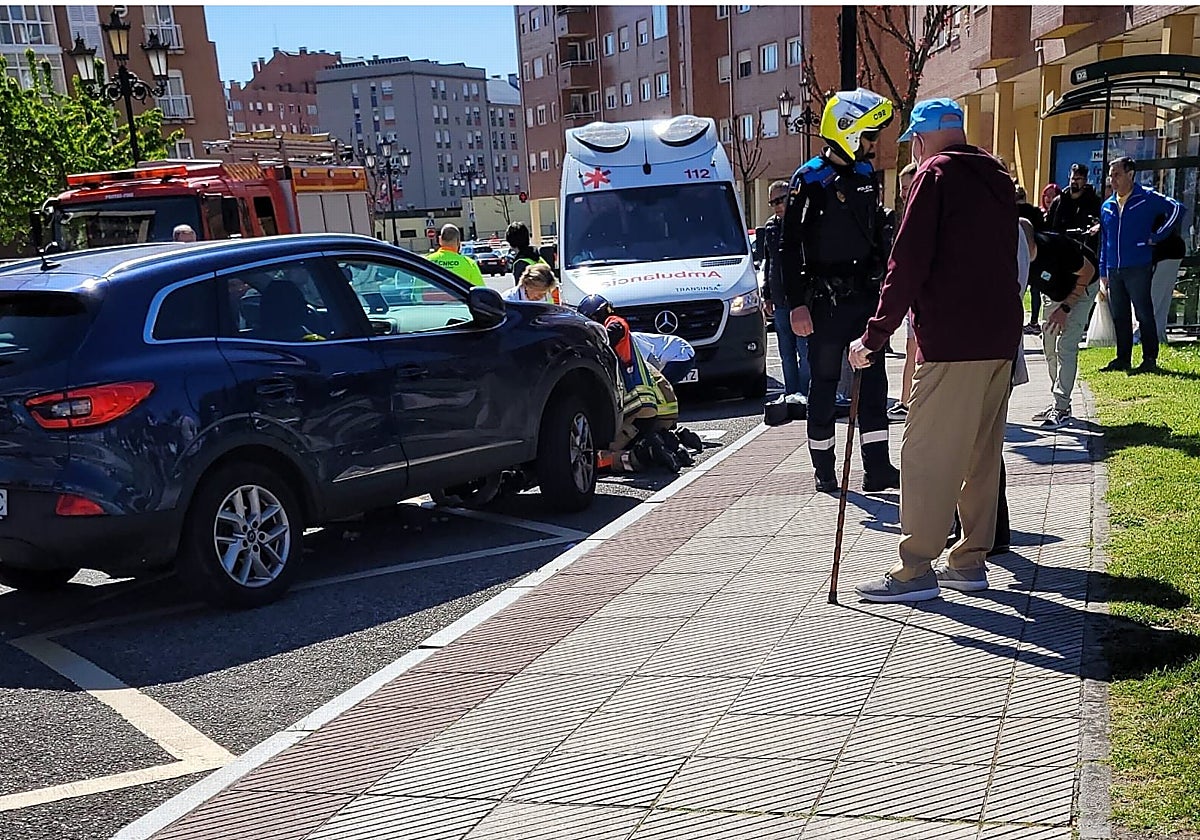 Los sanitarios y bomberos atendiendo a la víctima en el lugar del accidente.