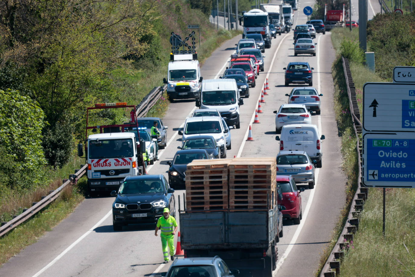 Gran atasco en Gijón por un accidente en la ronda sur