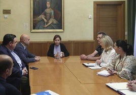 Reunión del comité de empresa del Hospital de Jove en el Ayuntamiento con la alcaldesa, Carmen Moriyón, y los concejales de Foro Jesús Martínez Salvador y Pelayo Barcia.