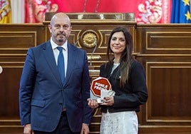 La mujer de Dámaso Guillén ha recogido el premio póstumo otorgado por Ponle Freno.
