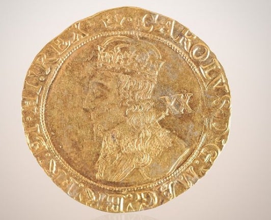 Una de las monedas encontradas bajo el suelo de la cocina de Betty y Robert Fooks.