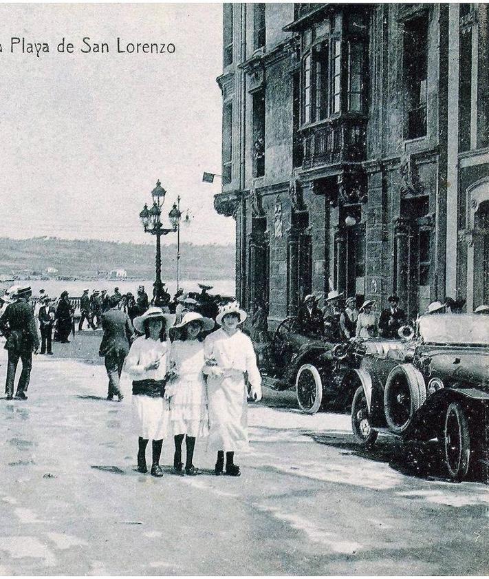 Imagen secundaria 2 - 1) Mercado cubierto e Instituto Jovellanos. 1895. Gerardo Bustillo. Museo del Pueblo de Asturias. 2) 1924. Inicio de la calle con la confitería La Playa, la comisaría y tiendas. 3) 1924. Edificio derribado en 1937 en cuya esquina se ve el letrero de la confitería La Playa.