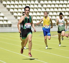 Manu Bea (dorsal 10) lidera la prueba  de los 400 metros.
