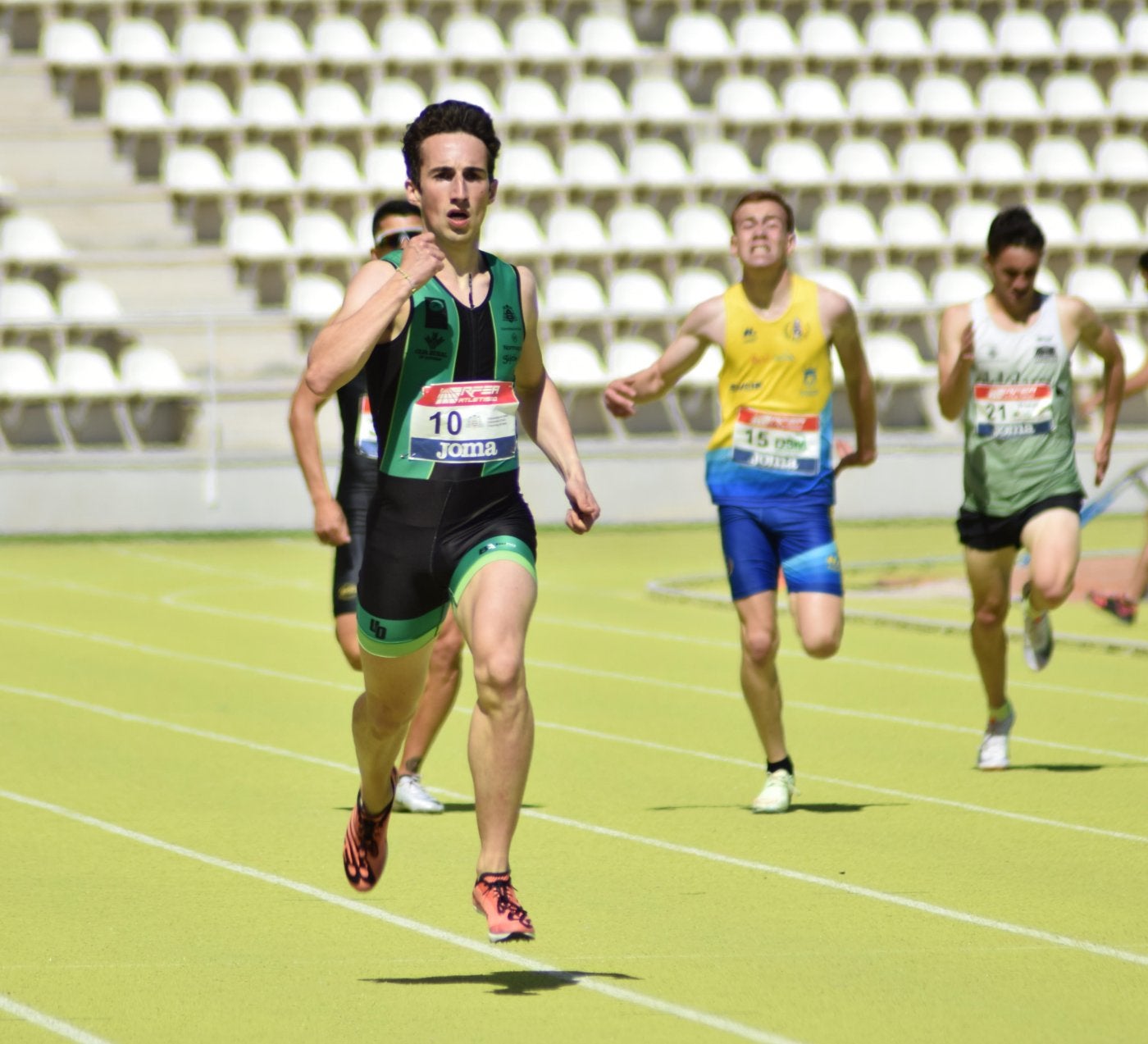 Manu Bea (dorsal 10) lidera la prueba  de los 400 metros.