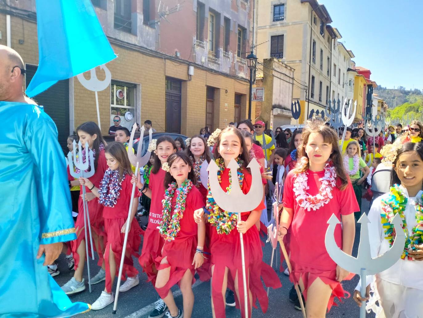 Ambiente festivo en el desfile del Descenso del Piloña