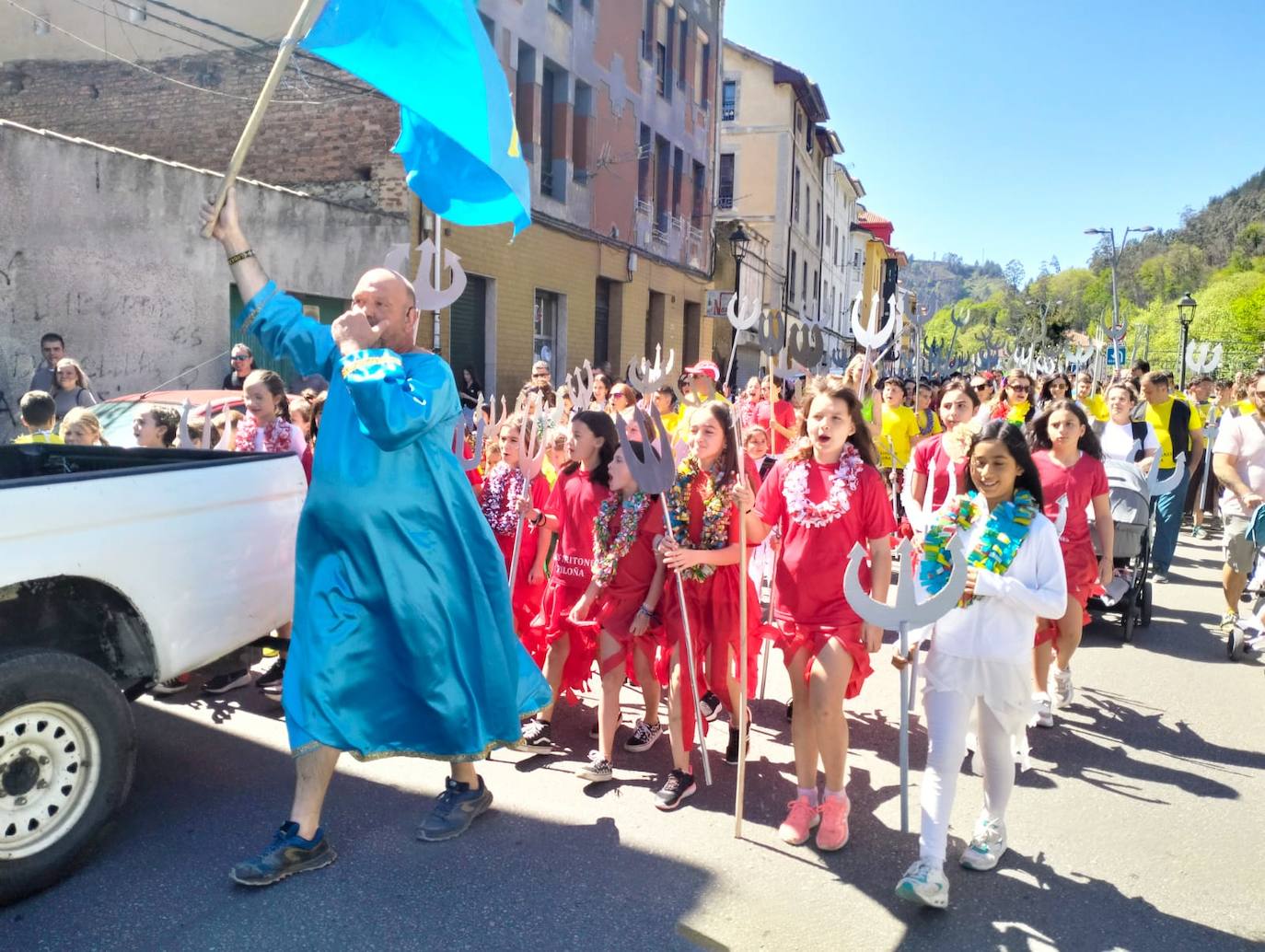 Ambiente festivo en el desfile del Descenso del Piloña