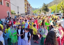 Ambiente festivo en el desfile del Descenso del Piloña