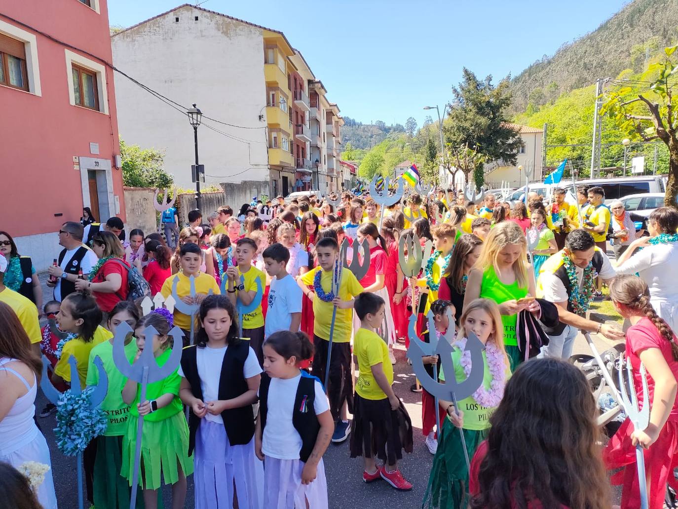 Ambiente festivo en el desfile del Descenso del Piloña