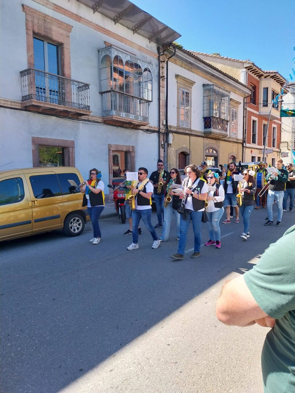 Ambiente festivo en el desfile del Descenso del Piloña