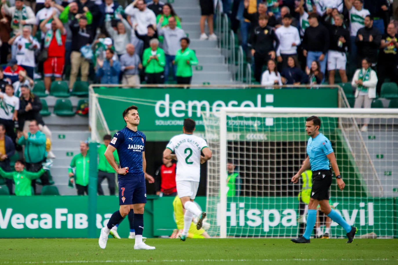 Las imágenes que deja el partido entre el Elche y el Sporting de Gijón