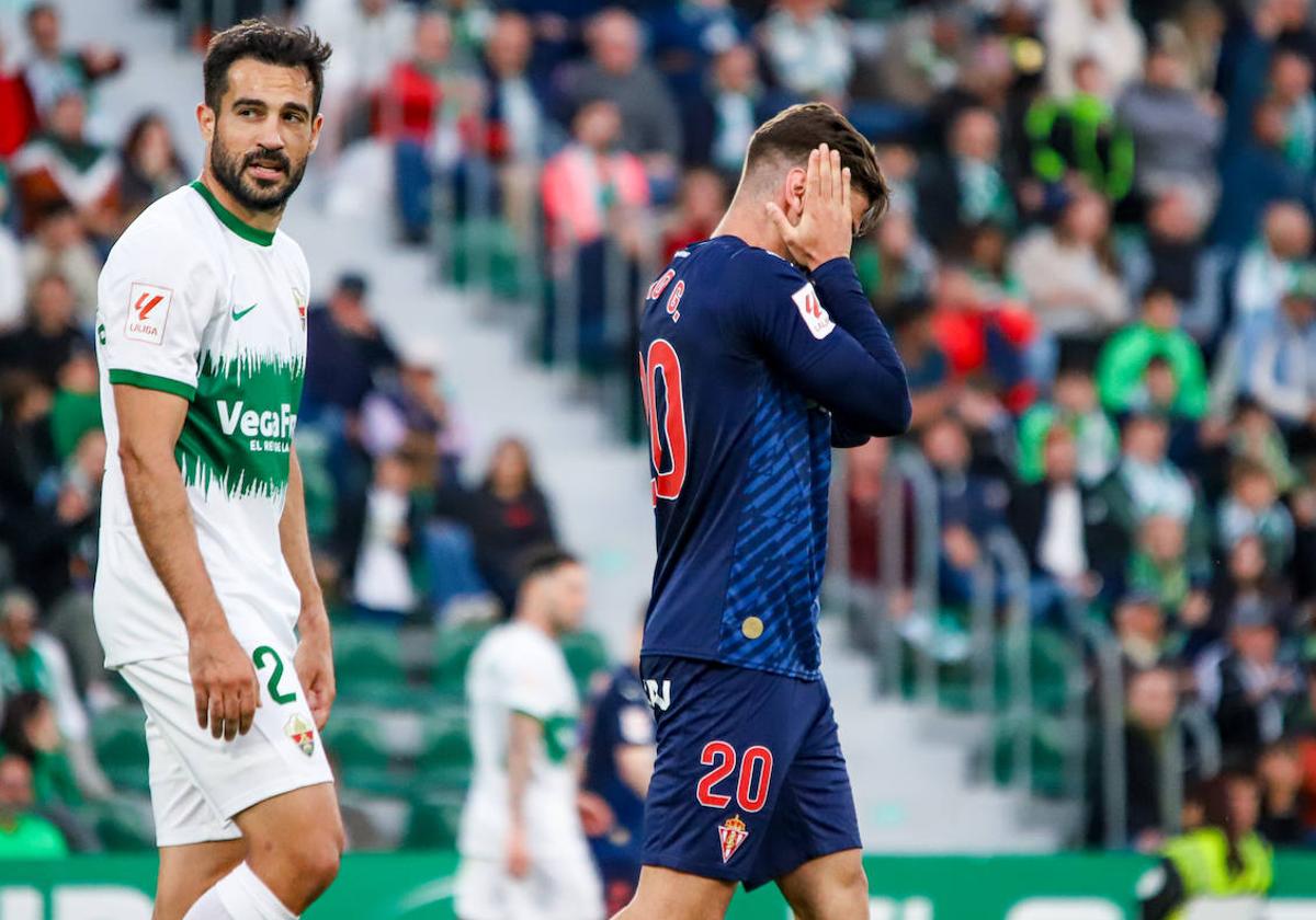 Mario González se lamenta durante el partido.