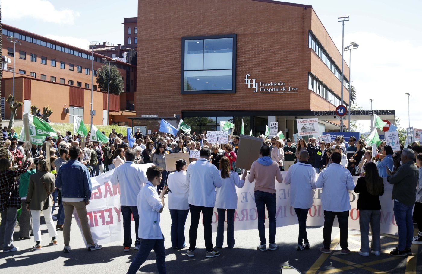 La última de las concentraciones organizadas por el comité de empresa para pedir la homologación o integración del personal en el Sespa.