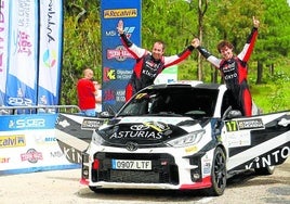 Javi Villa y su copiloto Quique Velasco celebran su triunfo en el Rally Sierra Morena, el primero en esta disciplina.