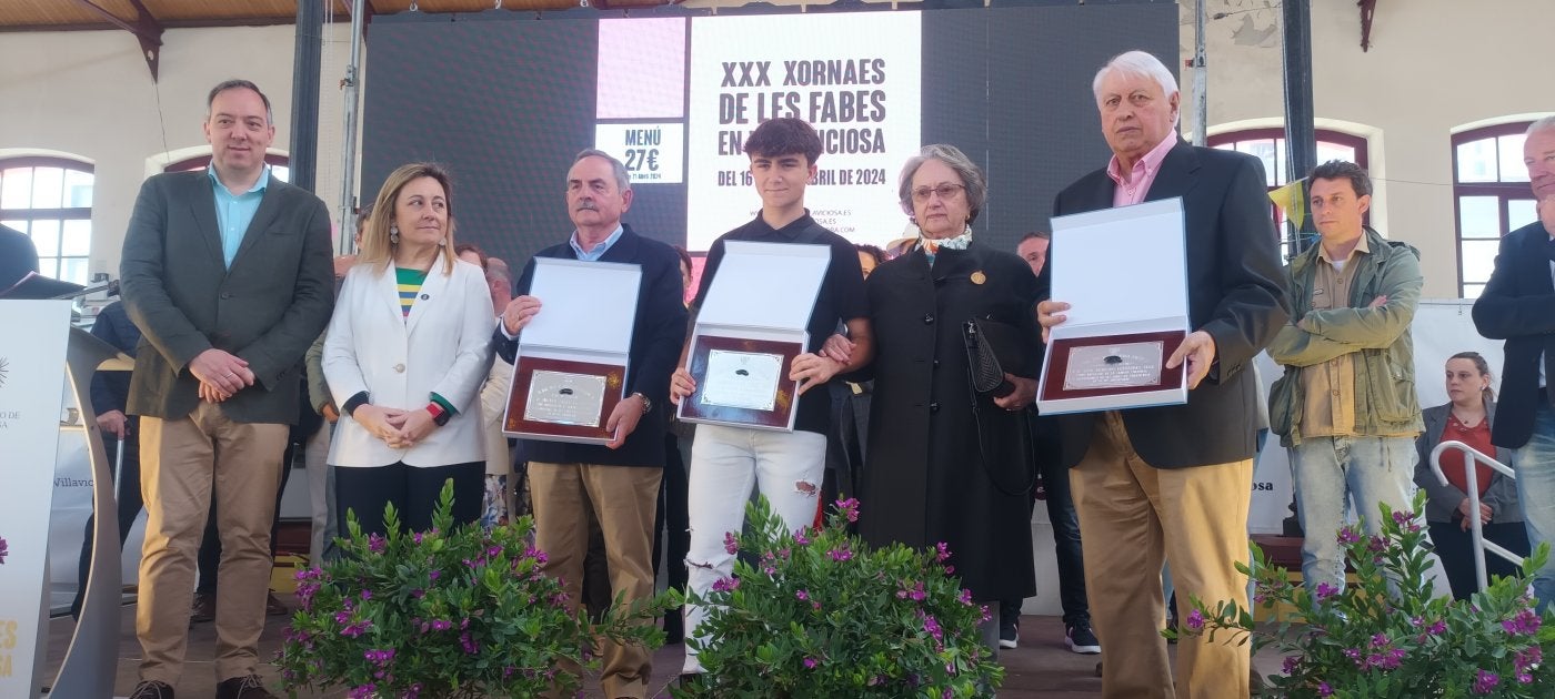 El alcalde Alejandro Vega, la consejera Lydia Espina y los homenajeados, Miguel Ángel Fueyo, Alfonso Cueva, Tere y José Armando Fernández.