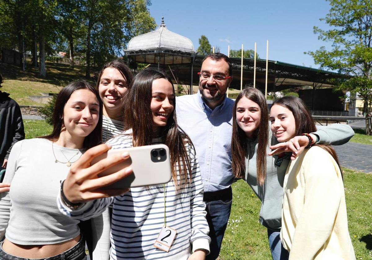 El presidente del Principado, Adrián barbón, en el XV Encuentro Autonómico de Participación Infantil y Adolescente en Grado esta mañana.