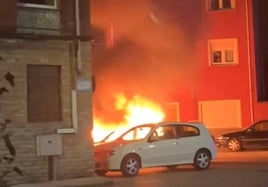 Dos coches calcinados de madrugada en el centro de Ciaño