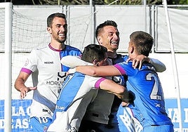 Natalio celebra uno de sus dos goles al Covadonga.