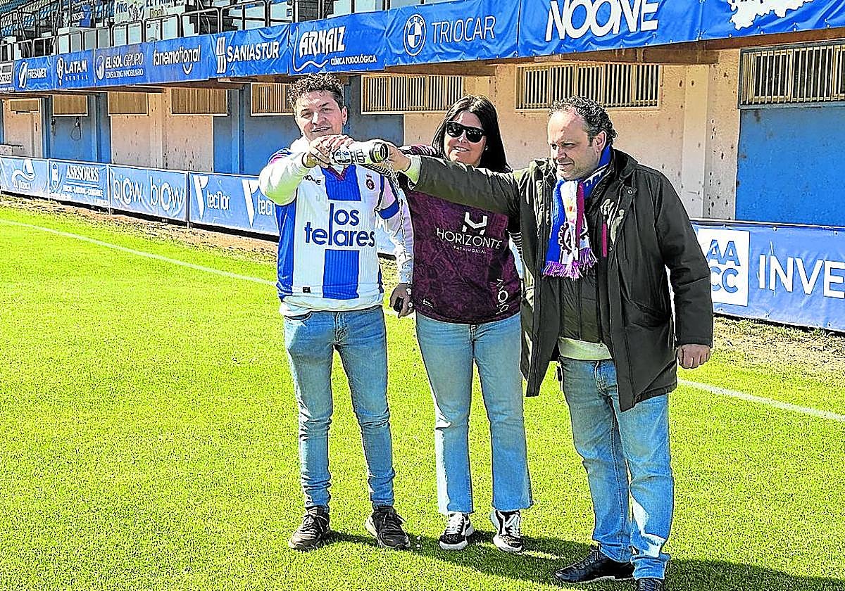 Rafa Román, Verónica López y Armando Arias, el domingo con el agua bendita en el Suárez Puerta.