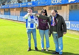 Rafa Román, Verónica López y Armando Arias, el domingo con el agua bendita en el Suárez Puerta.