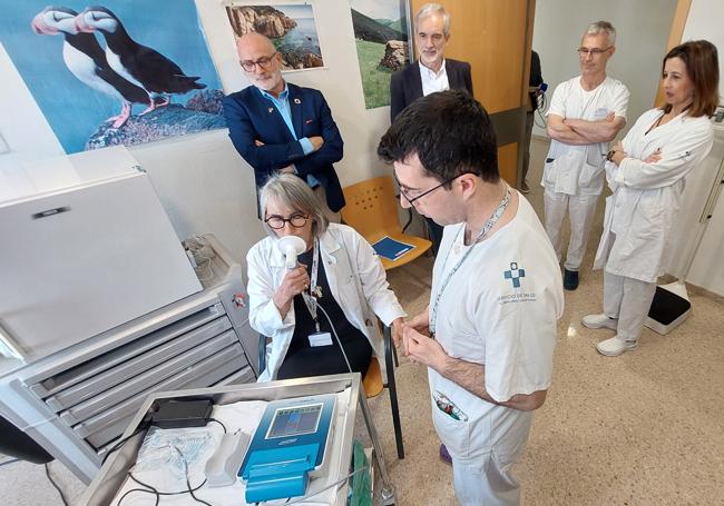 La directora del Hospital San Agustín María Maniega realiza una espirometría.