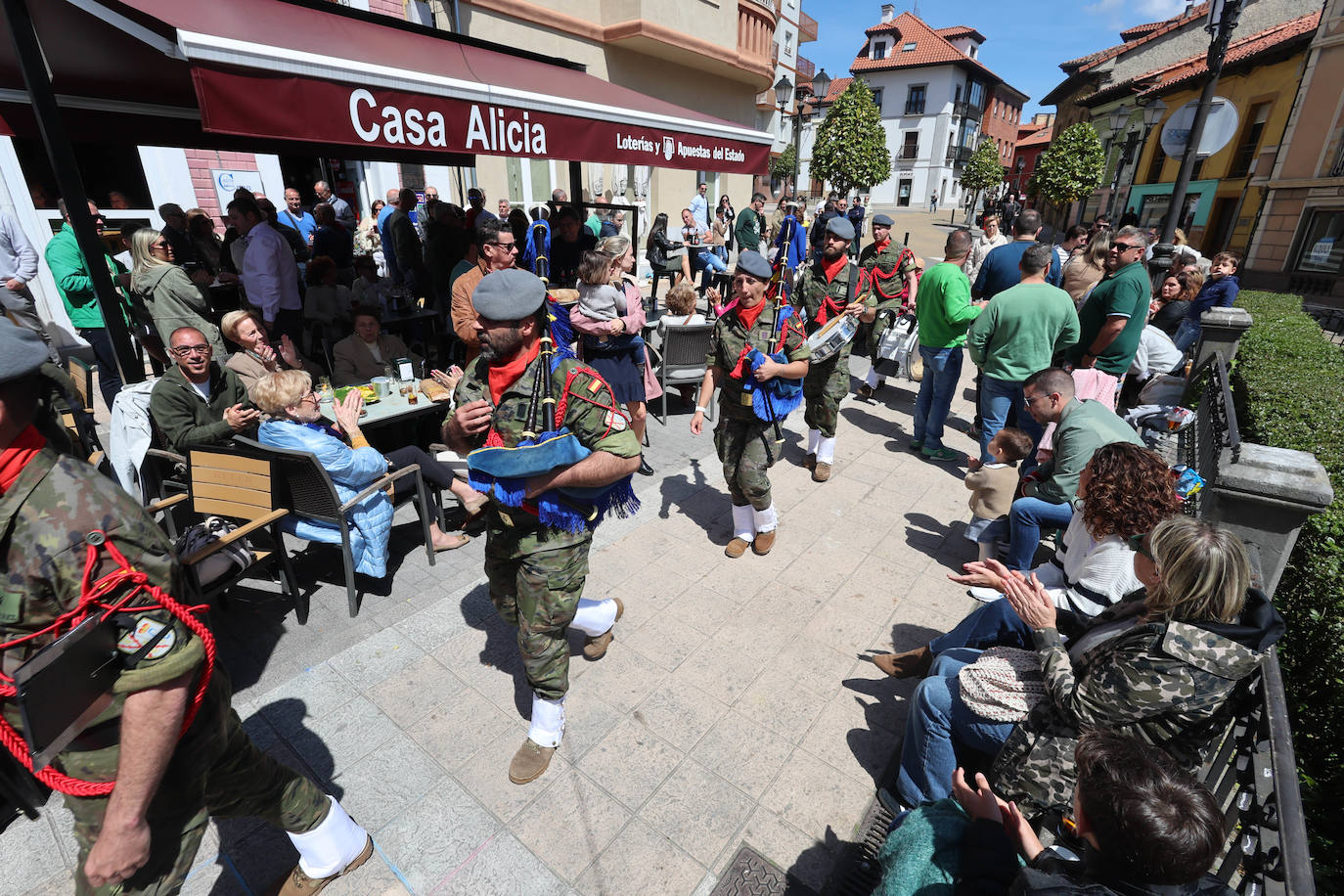 Gaitas, cornetas y tambores cierran las fiestas de Noreña
