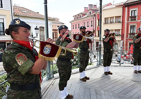 Gaitas, cornetas y tambores cierran las fiestas de Noreña