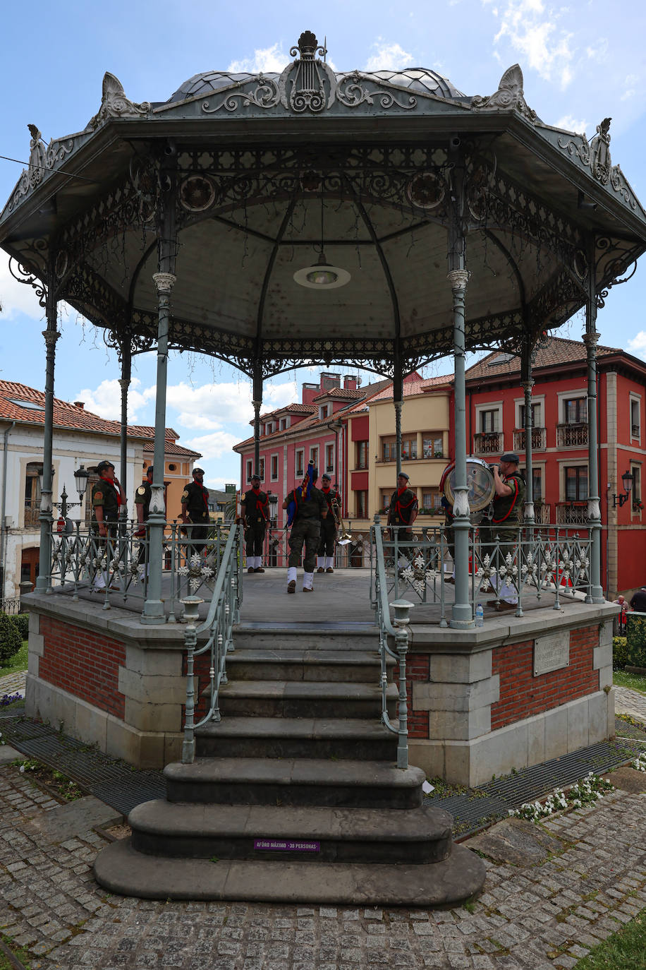 Gaitas, cornetas y tambores cierran las fiestas de Noreña