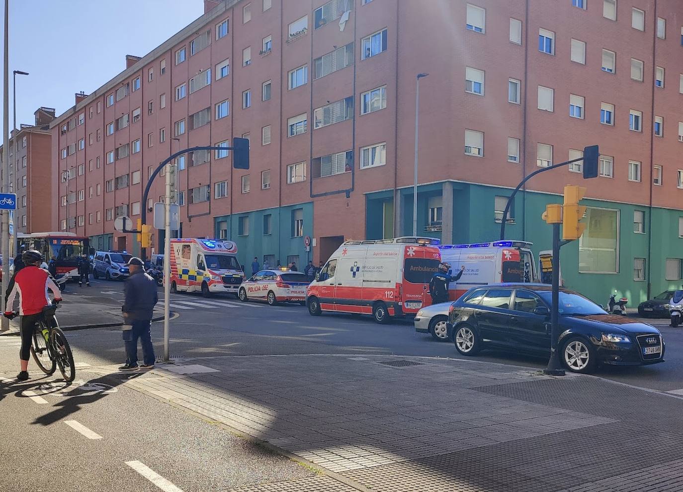 Efectivos de la Policía Local y servicios de emergencias en el cruce de Sierra del Sueve y Peña Ubiña