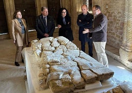 La directora de la Oficina de Bienes Culturales del Arzobispado de Oviedo, Otilia Requejo; el alcalde Oviedo, Alfredo Canteli; la consejera de Cultura, Política Llingüística y Deporte, Vanessa Gutiérrez; el director general de Patrimonio Cultural, Pablo León, y el arqueólogo de la Consejería de Cultura, César García de Castro.