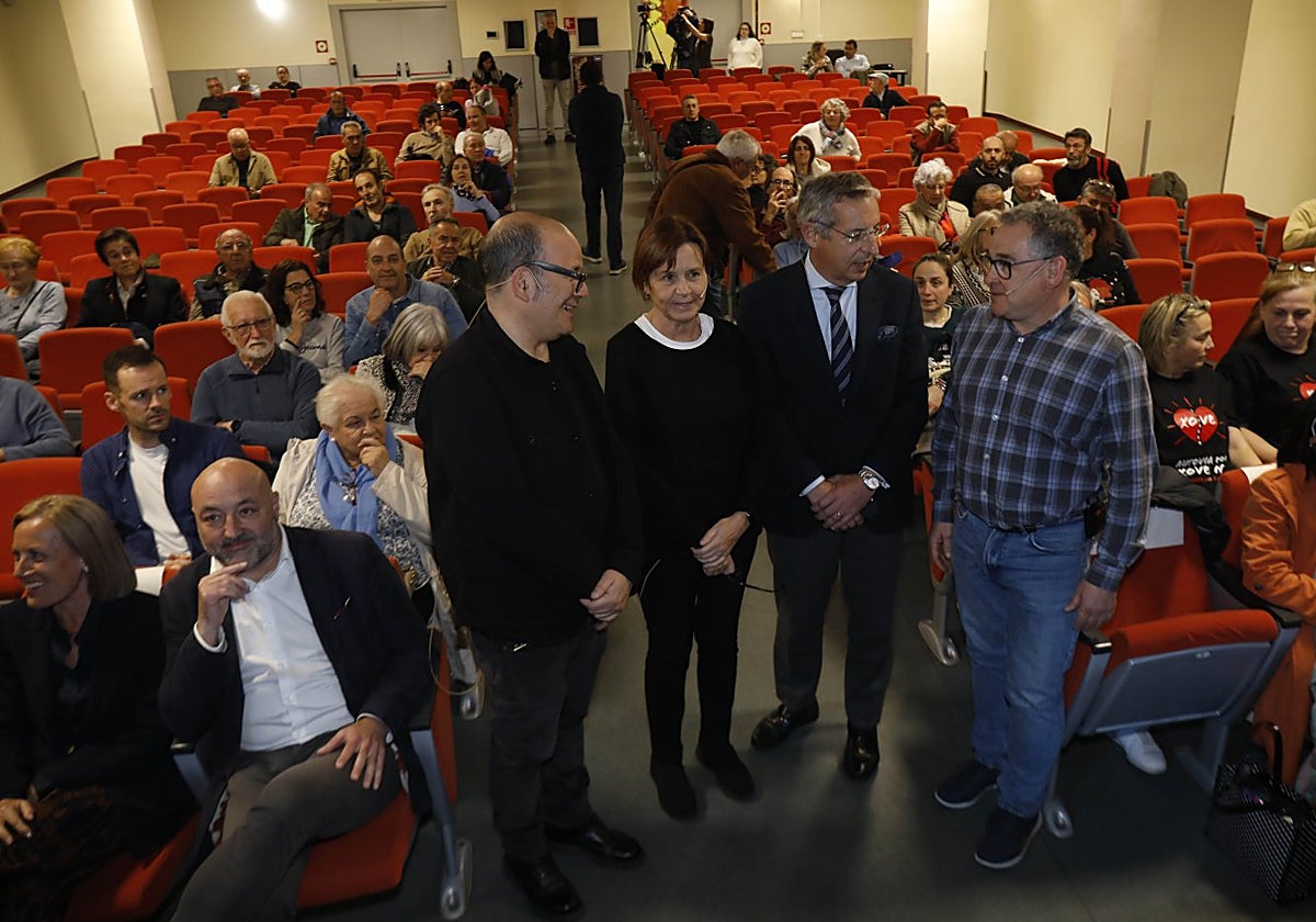 Carlos Arias, Carmen Moriyón, Pedro López Ferrer y Víctor Roza, antes de que comenzara el debate en el Ateneo de La Calzada.