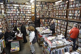 Varios clientes hojean algunos ejemplares en la gijonesa librería Paradiso.