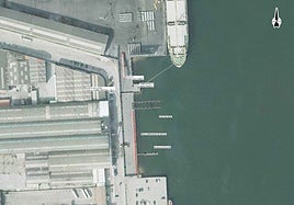 La zona en la que irá el nuevo espacio para mantener embarcaciones en la margen izquierda que se sitúa entre el final del muelle pesquero y el inicio del comercial.