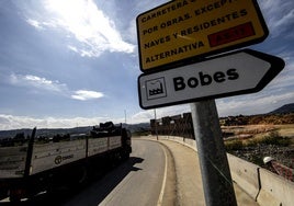 Señal que indica el polígono de Bobes, en el concejo de Siero.